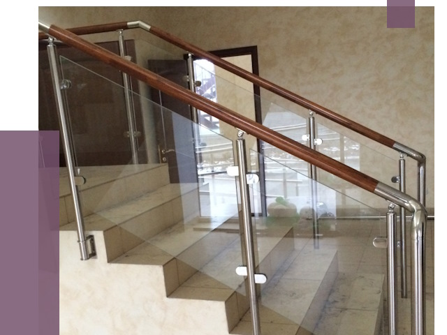 Комбинированные перила из металла и дерева в Климовске